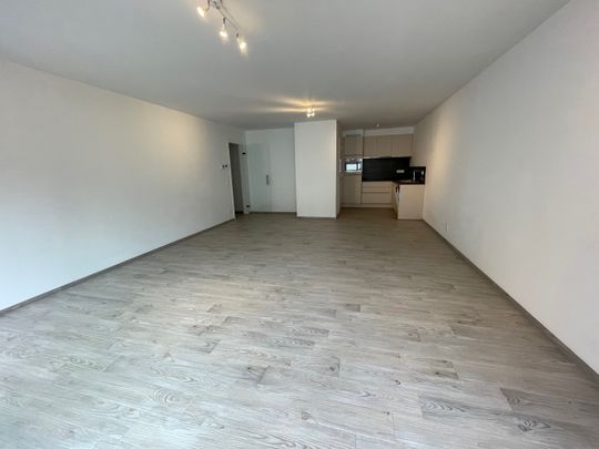 Mooi instapklaar appartement op het tweede verdiep met zicht op het pittoreske kerkplein. Midden in het commercieel centrum en op wandelafstand van de zee. - Photo 1