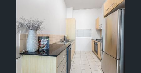 LOCATIN AND VIEW! DOOR STEP FOR EVERTHING, PARKLAND LIFTSTYLE. FURNISHED. - Photo 2