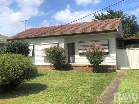 Three bedroom home - Walking Distance to Doonside station - Photo 4