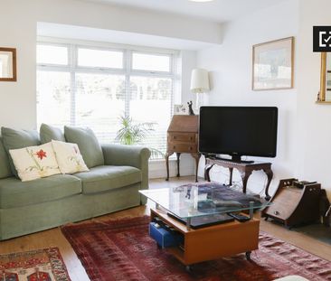 Room for rent in 2-bedroom house in Killiney, Dublin - Photo 2