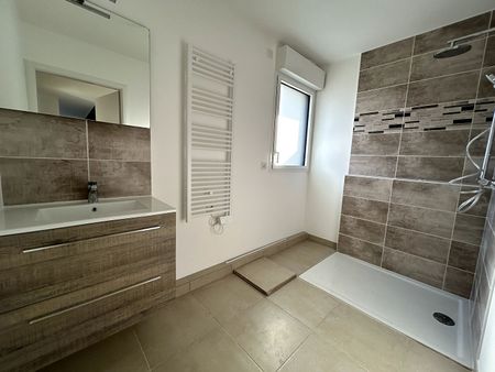 A LOUER - Appartement centre ville dans résidence très récente, standingT4 meublé avec 2 terrasses et 1 grand rooftoop - 1 garage au coeur du village Carry-le-Rouet , - Photo 3