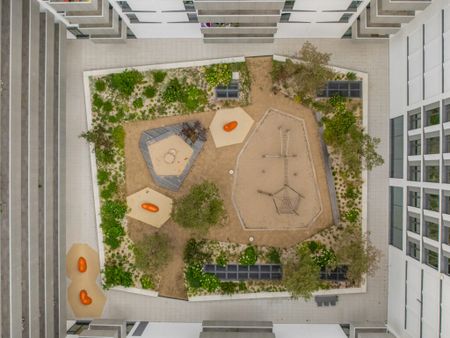 Live Central – Komfortables 3-Zimmer-Apartment mit Loggia und Balkon in den Colonnades - Photo 4