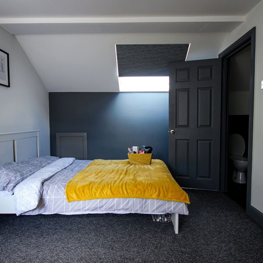 Room in a Shared House, Strawberry Hill, M6 - Photo 1