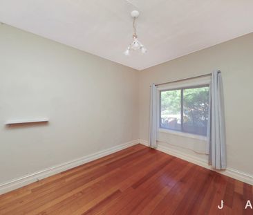 Relaxed Living in a Convenient Footscray Location - Photo 2