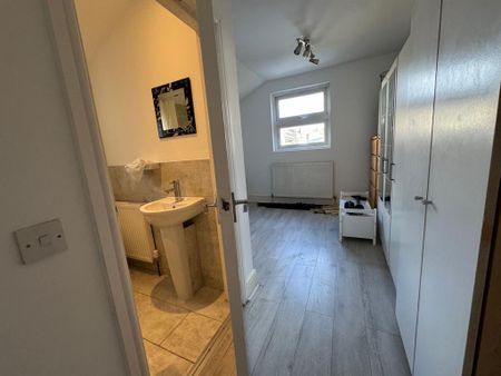 3 bedroom flat to rent - Photo 4