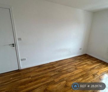 1 bedroom in a flat share to rent - Photo 3