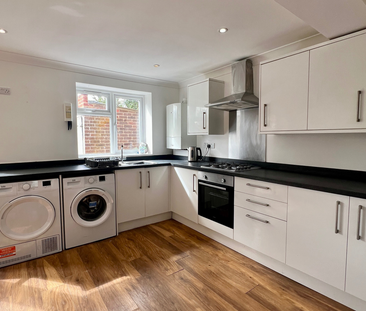 Friendly Shared Home for 5 Young Professionals - Photo 3