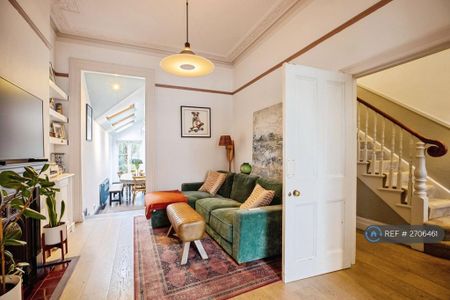 4 bedroom semi-detached house to rent - Photo 5