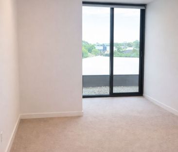 Stylish Living in the Heart of Malvern – Boutique Apartment - Photo 2