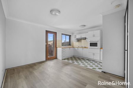 Charming Two-Bedroom Villa in a Quiet Complex - Photo 3