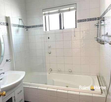 Stylish and Sophisticated - Photo 4