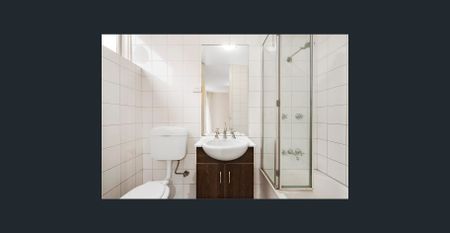 GROUND FLOOR CITY EDGE PERFECTION WITH A COURTYARD - Photo 3