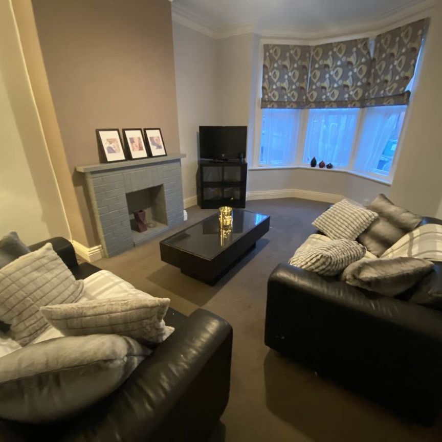 Knowle Road (Room 2), Burley, Leeds - Photo 1
