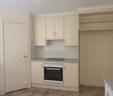 Stunning Large 4 Bedroom Family Home - Photo 2