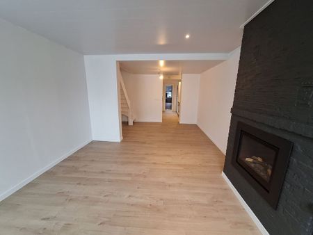 Gerenoveerde woning met 2 slaapkamers en koertje in centrum Poperinge. - Photo 3