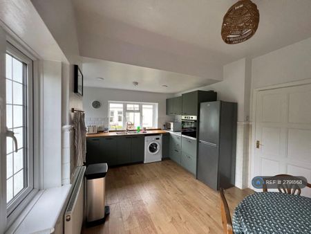 1 bedroom in a house share to rent - Photo 2