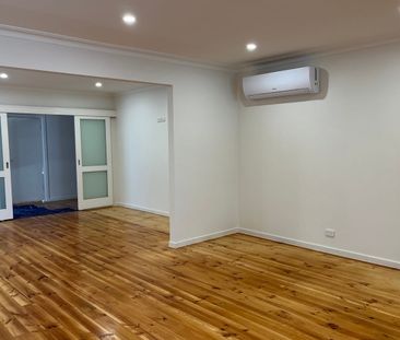 BEAUTIFULLY RENOVATED HOME - HEART OF TULLAMARINE! - Photo 2