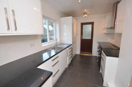 3 bedroom semi-detached house to rent - Photo 2