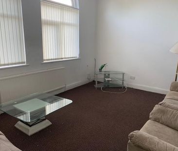 4 bedroom flat to rent - Photo 3