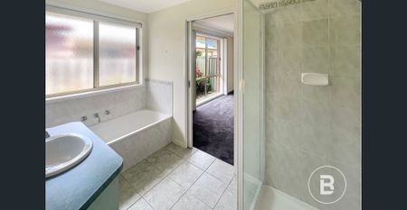 IMMACULATE BRICK HOME WITH SPACE STYLE AND COMFORT - Photo 4