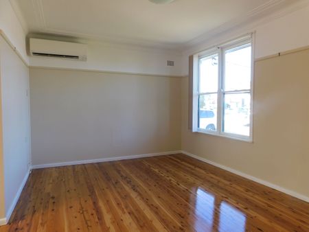 Charming Family Home with Spacious Backyard and Modern Comforts - Photo 5