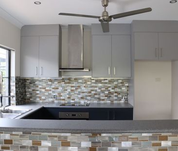 ELEGANT THREE BEDROOM FAMILY HOME - Photo 6