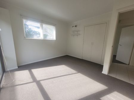 Large spacious 5 Bedroom home - Photo 5