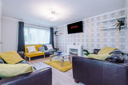 5 bedroom semi-detached house to rent - Photo 3