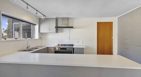 Spacious Family Home - Photo 4