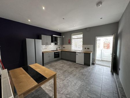 1 bedroom in a house share to rent - Photo 4