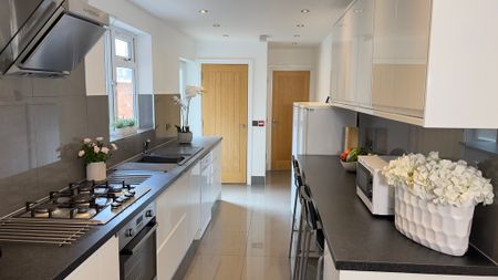 6 Bed Student Accommodation - Photo 4