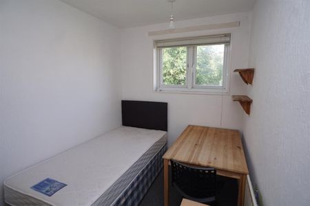 3 bedroom Flat To Let - Photo 3