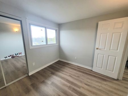 For Lease - 477 Dean Avenue Unit# 18, Oshawa, Ontario - Photo 3
