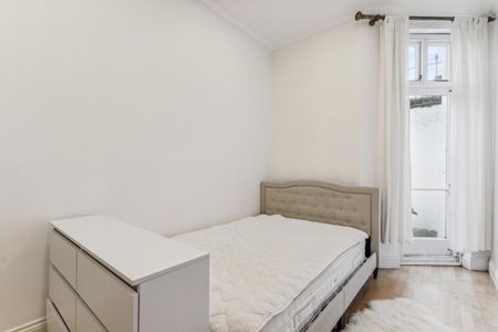 2 bedroom flat in South Kensington - Photo 4