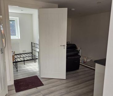 Studio to rent - Photo 6