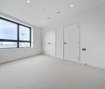 Available from 11/11/2025 - 1 Bed Apartment, Furnished - Photo 4