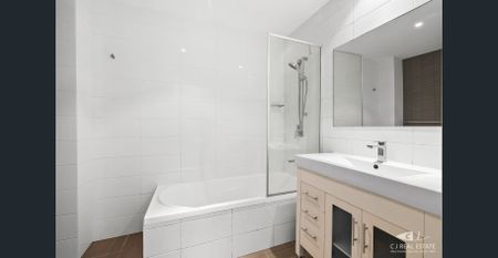 Stylish and Spacious Ground-Floor Apartment in a Prime Location - Photo 4