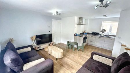 2 bedroom coach house to rent - Photo 2