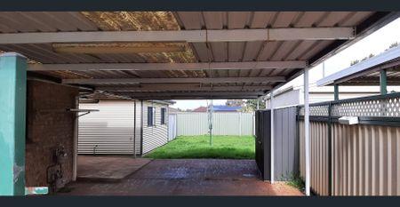 3 bedroom home with easy access to shops & schools. - Photo 3