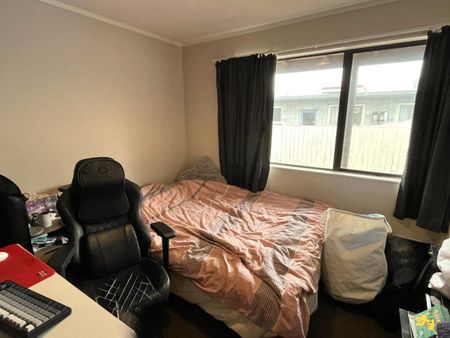 Prime city location - four bedroom student rental! - Photo 2
