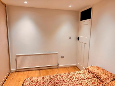 1 bedroom in a house share to rent - Photo 3