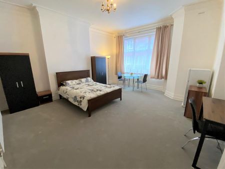 1 bedroom in a flat share to rent - Photo 3