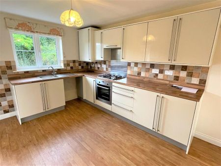 4 bedroom detached house to rent - Photo 3
