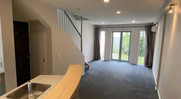 Spacious Sunny Apartment - Photo 1