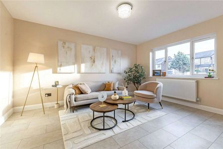 A well presented four bedroom family home in the heart of Virginia Water - Photo 2