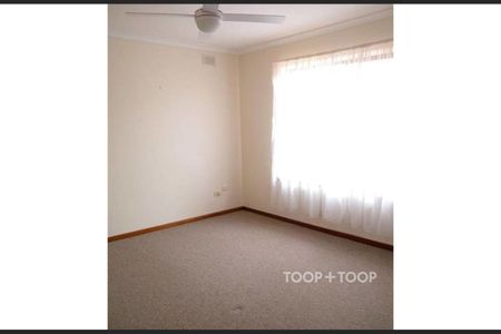 Spacious 2 Bedroom Townhouse - Photo 2