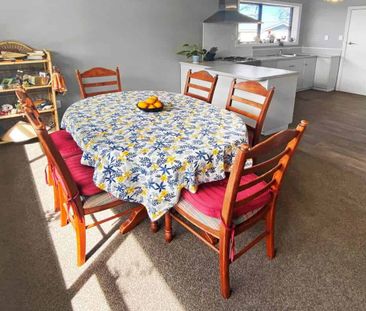 Sunny Home in Upper Riccarton - Photo 2