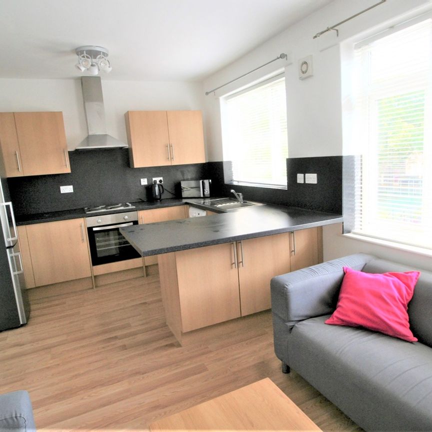 3 Bed Flat, Fairfield Court, M14 - Photo 1