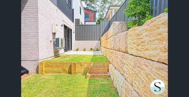 Contemporary Townhouse, Prime Location! - Photo 1