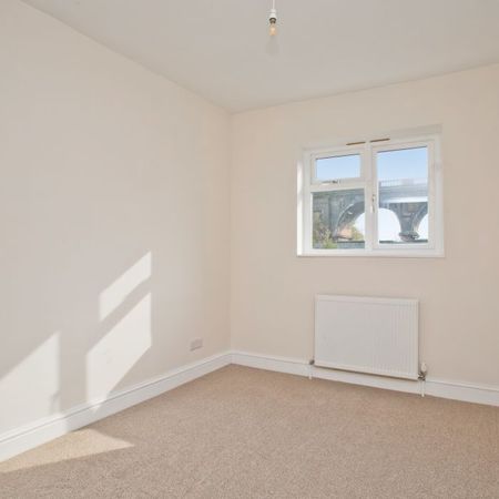 3 Bedroom Flat, Springfield Road, Brighton - Photo 2